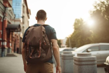 Bir adam, Erkek turist şehirde seyahat hiking dikiz sırt çantası