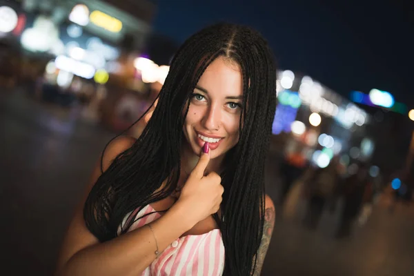 Sexy Attraktive Frau Mit Dem Finger Auf Den Lippen Der — Stockfoto