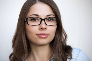 Gözlük iyi görme, kötü görme closeup beyaz zemin üzerine kız için