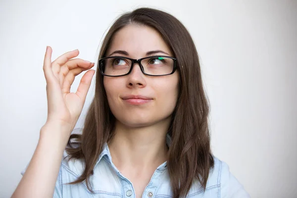 Gafas Graduadas Para Una Buena Visión Chica Sobre Fondo Blanco — Foto de Stock