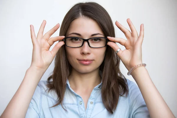 Mujer Pruébate Gafas Para Una Buena Visión Sobre Fondo Blanco — Foto de Stock