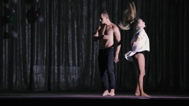 Professionelle, elegante Adagio-Tänzer in dunkler Szene, die in Zeitlupe auftreten — Stockvideo