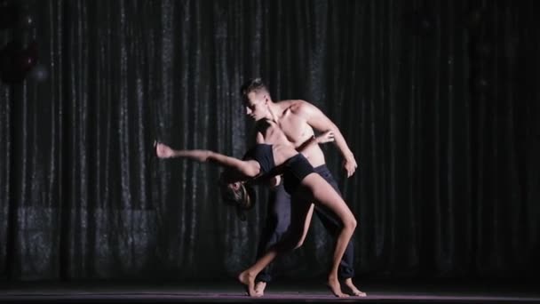 Professionelle, elegante Adagio-Tänzer in dunkler Szene, die in Zeitlupe auftreten — Stockvideo