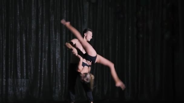 Profesjonalnych tancerzy na etapie wykonywania Pokaż w zwolnionym tempie — Wideo stockowe