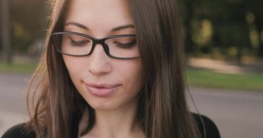 Cep telefonu kullaranarak kadın closeup