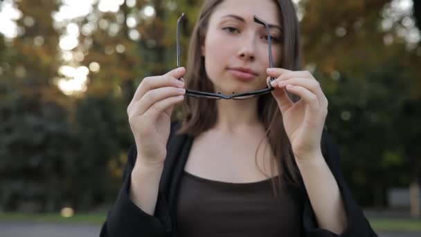 Femeia care poartă ochelari optici uitându-se la cameră — Videoclip de stoc