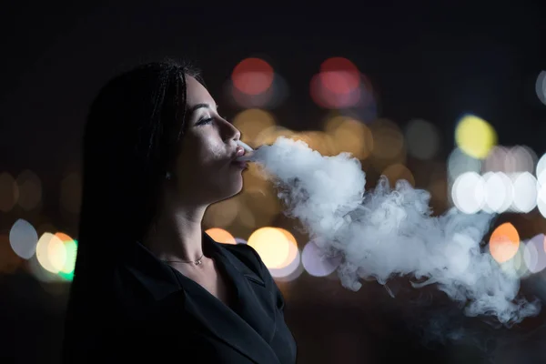 Mulher Fumando Cigarro Contra Noite Luzes Cidade Fundo — Fotografia de Stock