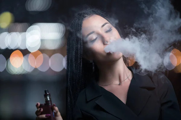 Mulher Fumando Cigarro Contra Noite Luzes Cidade Fundo — Fotografia de Stock