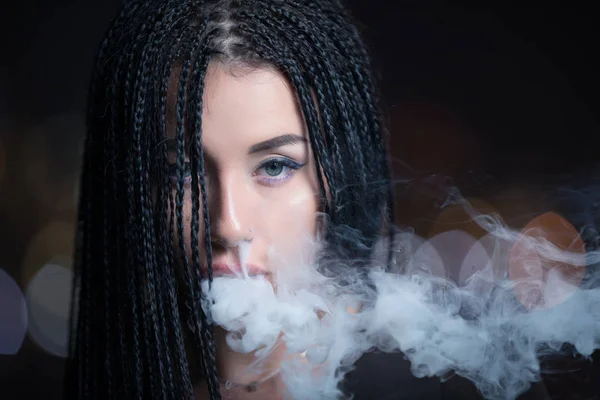 Seksi kadın vaping e-sigara. Gece şehirde gizemli kadın yasaktır.