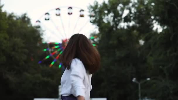 Fröhliches Mädchen, das sich im Park dreht, Freude — Stockvideo