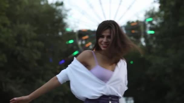 Glad tjej som snurrar i en park, glädje — Stockvideo