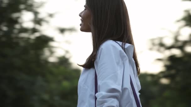 Mulher feliz em um parque desfrutando de férias de verão — Vídeo de Stock