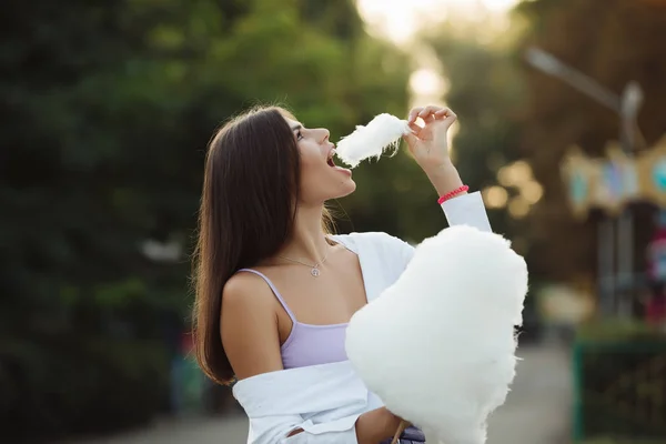 綿菓子を食べる少女 — ストック写真