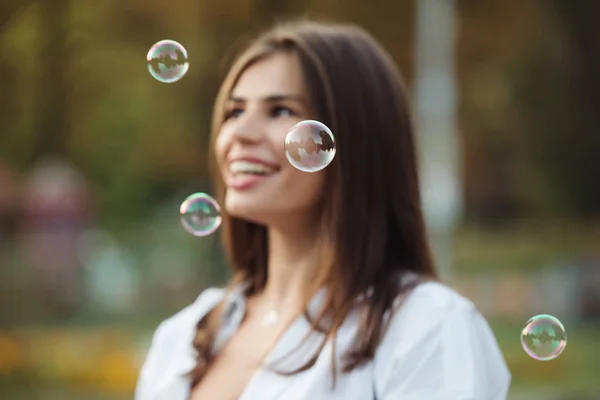 Счастливая Девушка Ловит Мыльные Пузыри — стоковое фото
