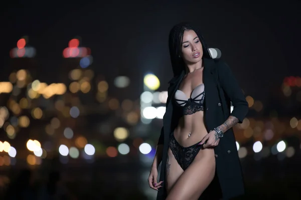Sexy Mujer Mostrando Cuerpo Bajo Vestido Noche Ciudad — Foto de Stock