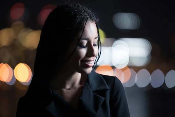 Sonriente Mujer Inusual Ciudad Nocturna —  Fotos de Stock