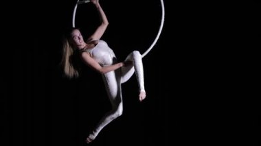 Sirk sanatçısı yapmak akrobatik numara ringde asılı