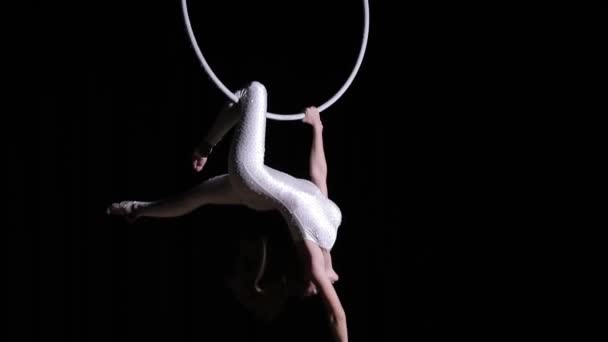Woman acrobat making trick in circle — Stock Video