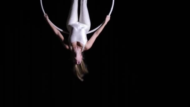 Aplikace acrobat žena dělat trik v kruhu — Stock video