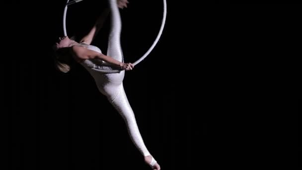 Nő cirkuszi előadóművész, hogy fogás egy sötét színpadon — Stock videók