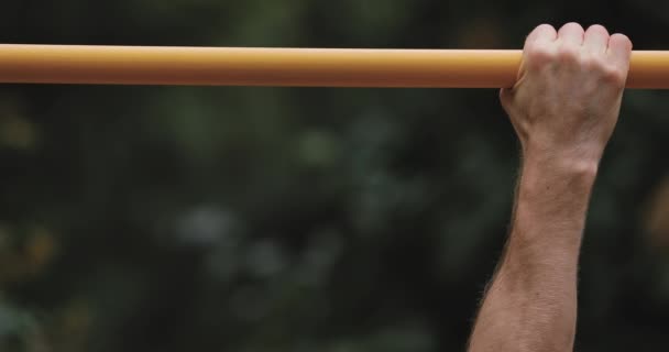 Homem treino ao ar livre, pull-ups na barra horizontal — Vídeo de Stock