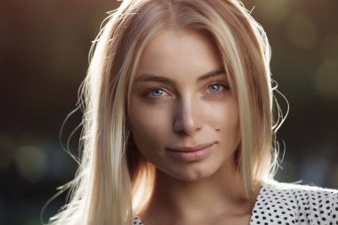 Mavi gözlü güzel kadın portre