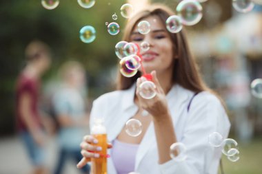 mutlu kız sabun köpüğü üfleme