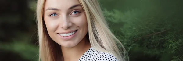 Gülümseyen güzel kadın yüzü. Beyaz dişler. Afiş panorama.