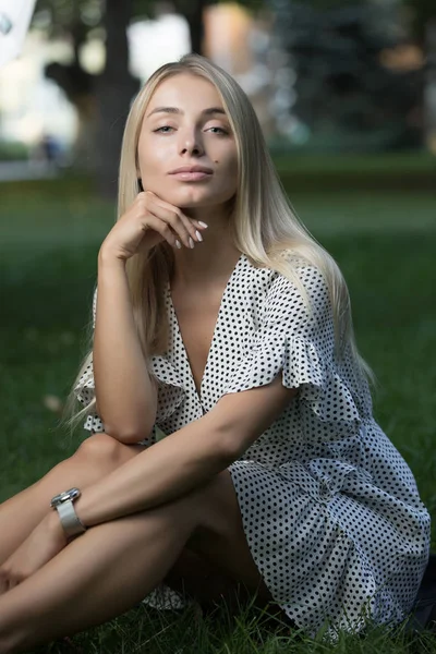 Mulher Bonita Com Olhos Azuis Sentado Grama — Fotografia de Stock