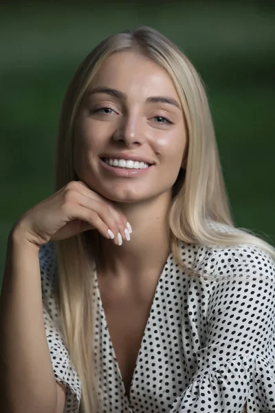 Güzel kadınla çimenlerin üzerinde beyaz dişler oturan ideal gülümseme