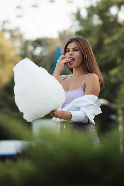 Lykkelig Kvinne Som Spiser Sukkerspinn Park – stockfoto