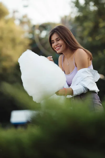 公園内の大きな綿菓子を保持している幸せな女 — ストック写真