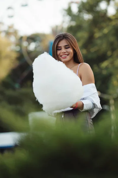 Lykkelig Kvinne Med Sukkerspinn Park – stockfoto