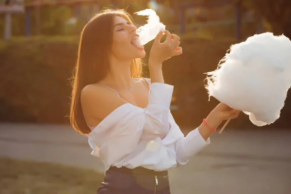 公園で綿菓子を食べて幸せな女 — ストック写真