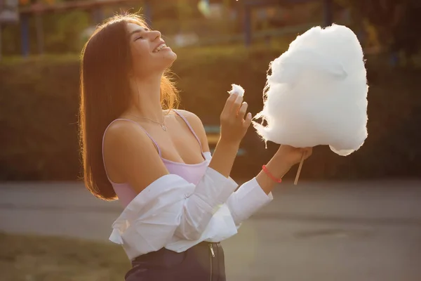 公園で綿菓子を食べて幸せな女 — ストック写真