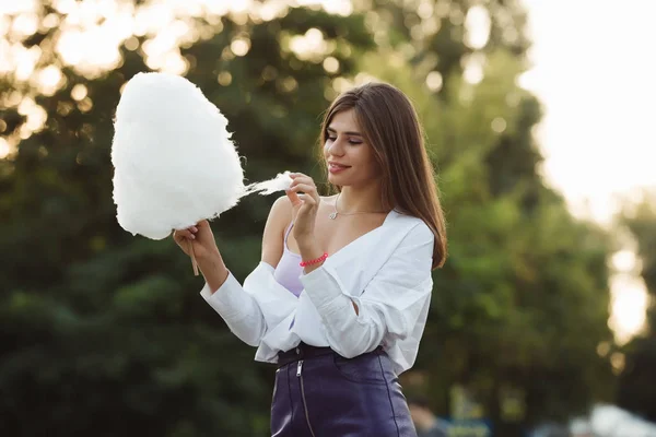 Lycklig Kvinna Som Håller Stora Sockervadd Park — Stockfoto