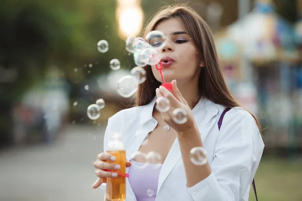 Chica Feliz Soplando Burbujas Jabón —  Fotos de Stock