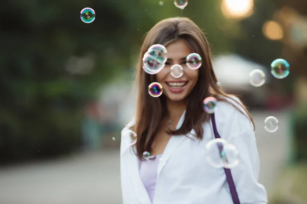 Boldog Lány Fúj Buborékok Parkban — Stock Fotó