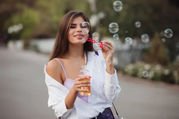 Chica Feliz Soplando Burbujas Parque —  Fotos de Stock