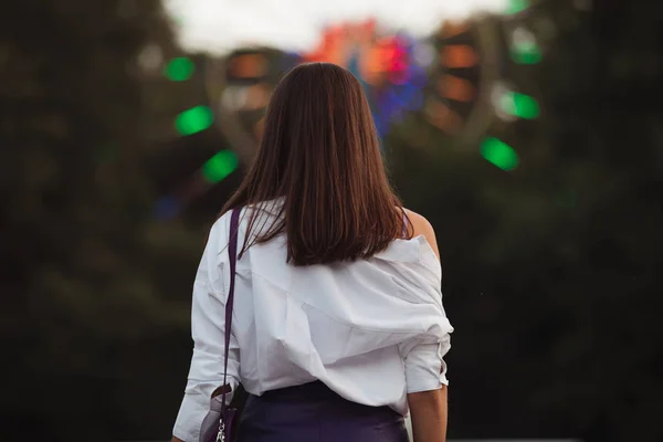 Mujer Mirando Ferris Rueda Parque —  Fotos de Stock