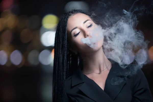 Mulher Vaping Cidade Noite — Fotografia de Stock