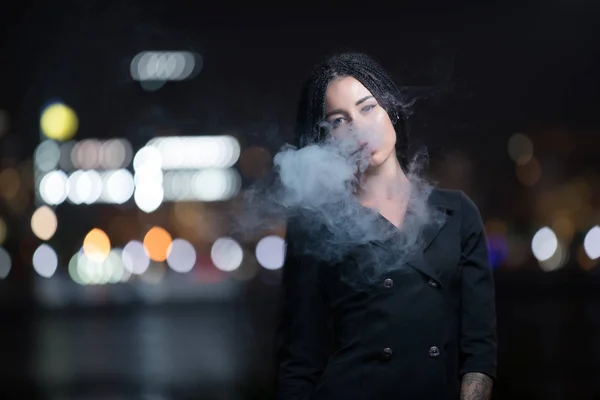 Kvinne Som Røyker Sigarett Nattlys – stockfoto