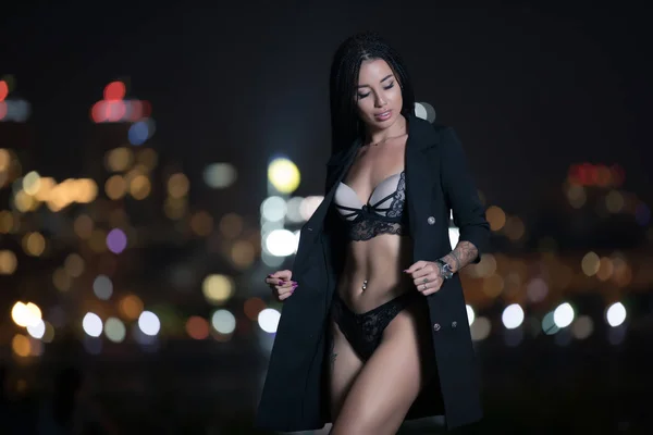 Sexy Mujer Mostrando Cuerpo Bajo Vestido Noche Ciudad — Foto de Stock