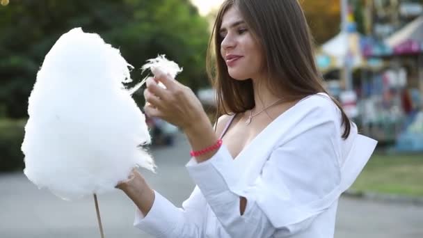 Женщина ест сахарную вату — стоковое видео