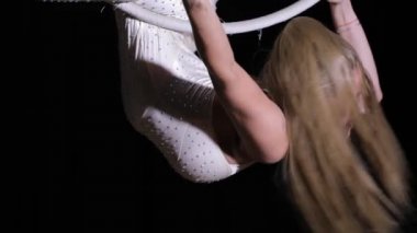 Kadın acrobat yapmak hüner ringde