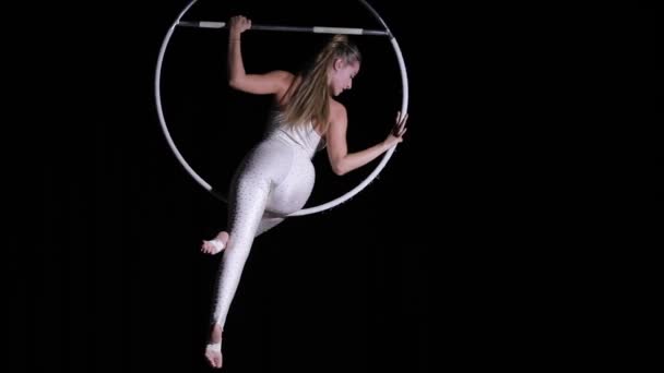 Vrouw acrobat truc in cirkel maken — Stockvideo