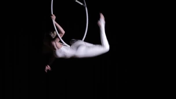 Женщина-акробат делает трюк на ринге — стоковое видео