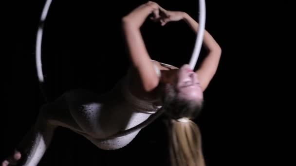 Woman acrobat making trick in circle — Stock Video