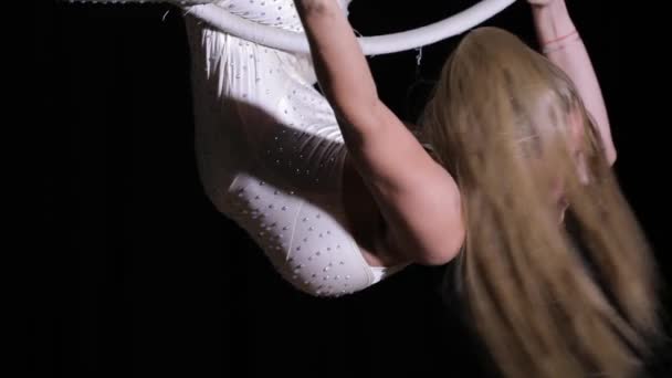 Mulher acrobata fazer truque no ringue — Vídeo de Stock