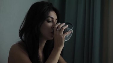 Üzgün kadın içme çay kapatır